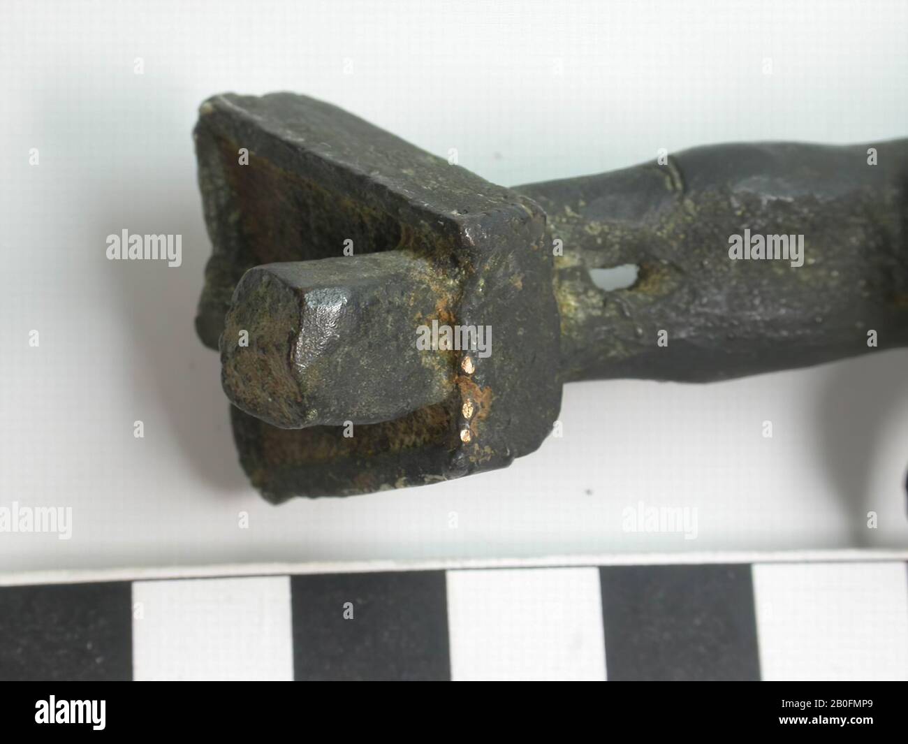 Statua, Iside, Horuskind, sole, corno, uraeus, campana giovanile, bronzo, dea, bronzo, lunghezza: 13,5 cm, Tardo Periodo, Saitian Periodo, Egitto Foto Stock