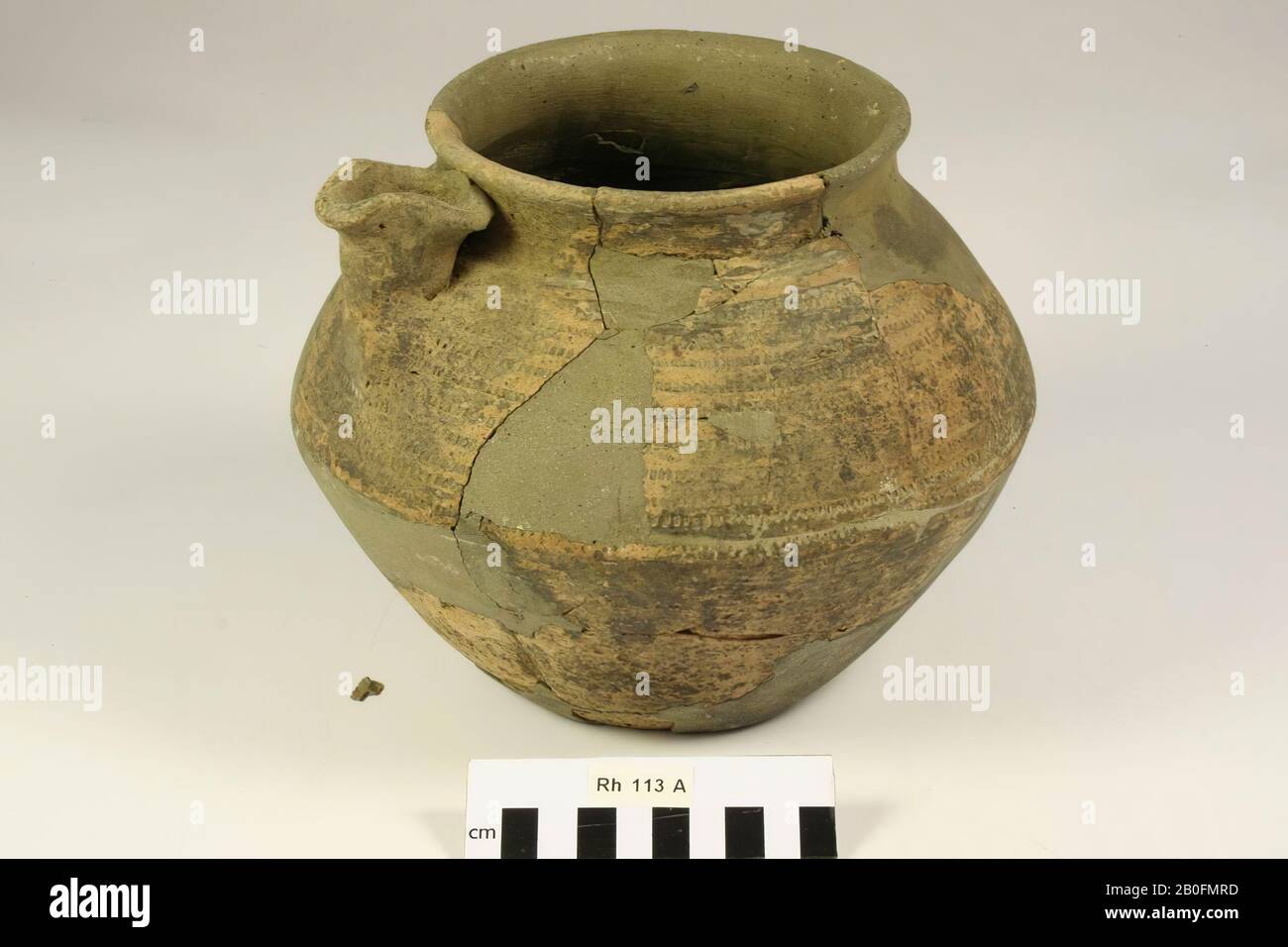 Paesi Bassi Medioevo, vaso di lancio, terracotta, pareti lisce, Frankish, h, 18,4 cm, diam, 22,5 cm, vmeb 600-700, Paesi Bassi, Utrecht, Rhenen, Rhenen, grave 113 Foto Stock