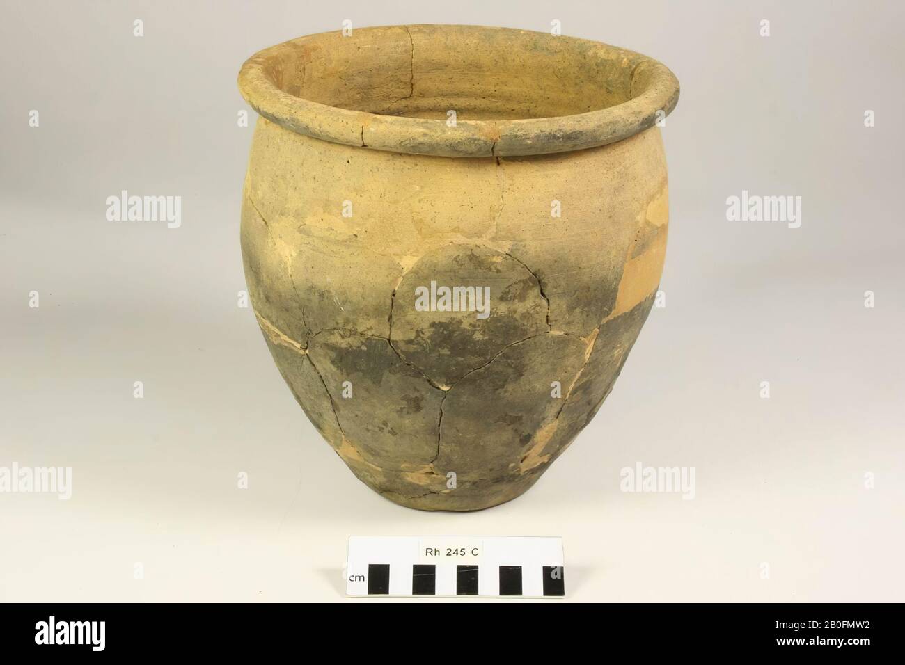 Uovo pentola di terracotta ruvida-murata. Vecchi legami e aggiunte., vaso d'uovo, terracotta (parete ruvida), h: 22 cm, diam: 22 cm, vmeb 600-700, Olanda, Utrecht, Rhenen, Rhenen, grave 245 Foto Stock