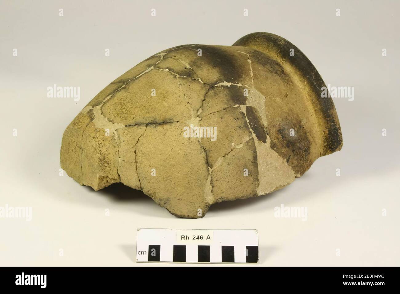 Paesi Bassi Medioevo, ovaio, terracotta, pareti ruvide, 12,5 x 22,5 x 23 cm, vmeb 600-700, Paesi Bassi, Utrecht, Rhenen, Rhenen, grave 246 Foto Stock