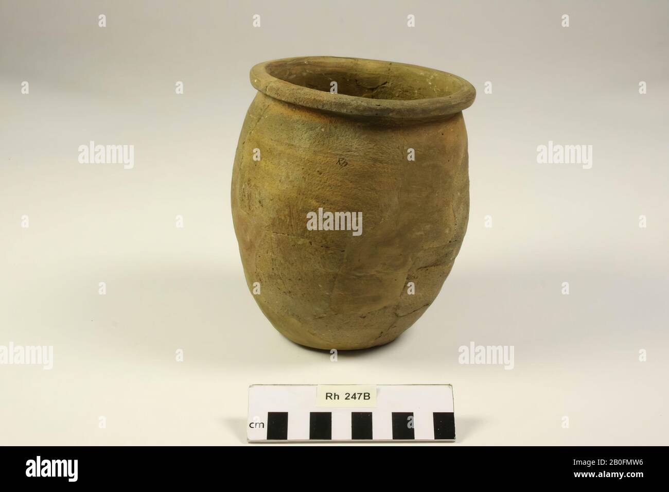 Uovo pentola di terracotta ruvida-murata. Vecchi legami e aggiunte., vaso d'uovo, terracotta (parete ruvida), h: 15,8 cm, diam: 12,4 cm, vmeb 600-700, Olanda, Utrecht, Rhenen, Rhenen, grave 247 Foto Stock