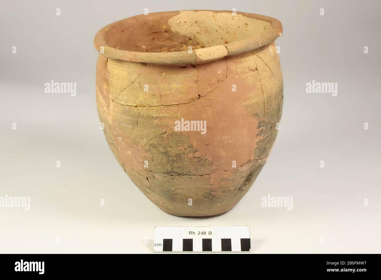 Uovo pentola di terracotta ruvida-murata con base di lente. Vecchi legami e aggiunte., vaso d'uovo, terracotta (parete ruvida), h: 22,7 cm, diam: 21,2 cm, vmeb 600-700, Olanda, Utrecht, Rhenen, Rhenen, grave 248 Foto Stock