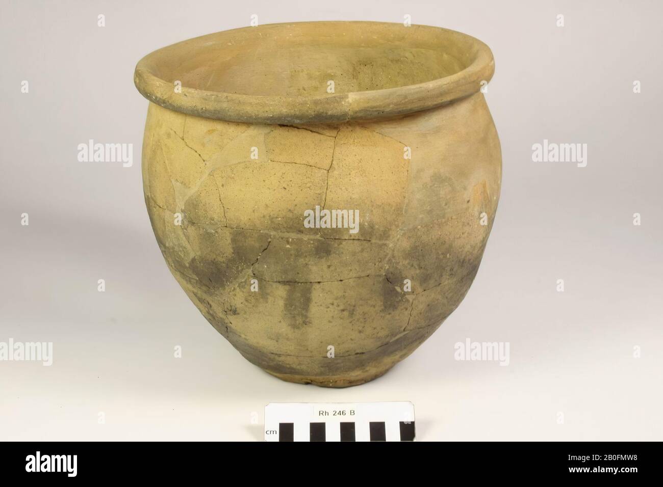 Paesi Bassi Medioevo, uovo vaso, terracotta, pareti ruvide, h, 24,5 cm, diam, 27,4 cm, vmeb 600-700, Paesi Bassi, Utrecht, Rhenen, Rhenen, grave 246 Foto Stock