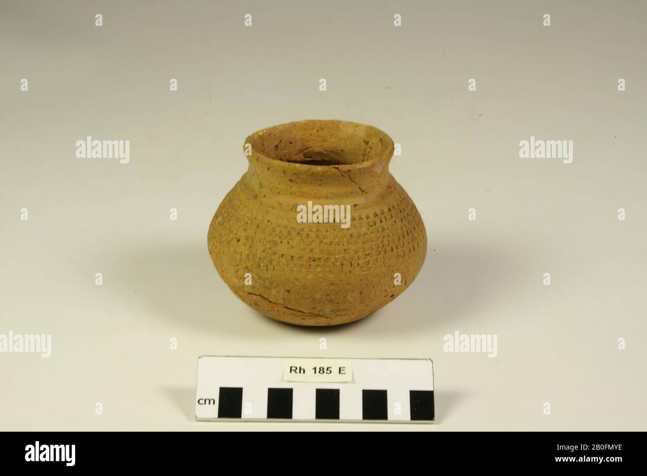 Paesi Bassi Medioevo, vaso, terracotta, pareti lisce, Frankish, h, 9 cm, diam, 11 cm, vmeb 600-700, Paesi Bassi, Utrecht, Rhenen, Rhenen, grave 185 Foto Stock