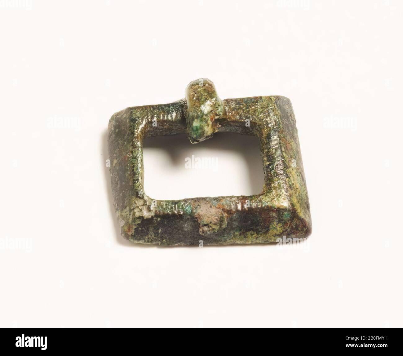 Chiusura, frammento, chiusura, quadrato, metallo, bronzo, 1,4 x 1,5 cm, vmeb 600-700, Olanda, Utrecht, Rhenen, Rhenen, tomba 185 Foto Stock