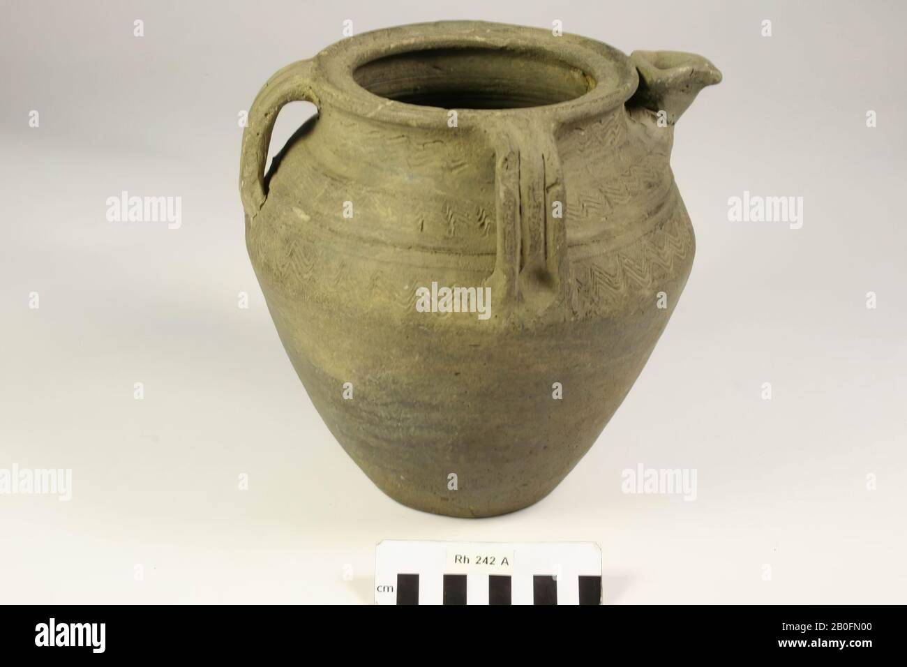 Paesi Bassi Medioevo, vaso di lancio, terracotta, pareti lisce, Frankish, h, 21,8 cm, diam, con beccuccio, 22,2 cm, vmeb 600-700, Paesi Bassi, Utrecht, Rhenen, Rhenen, grave 242 Foto Stock