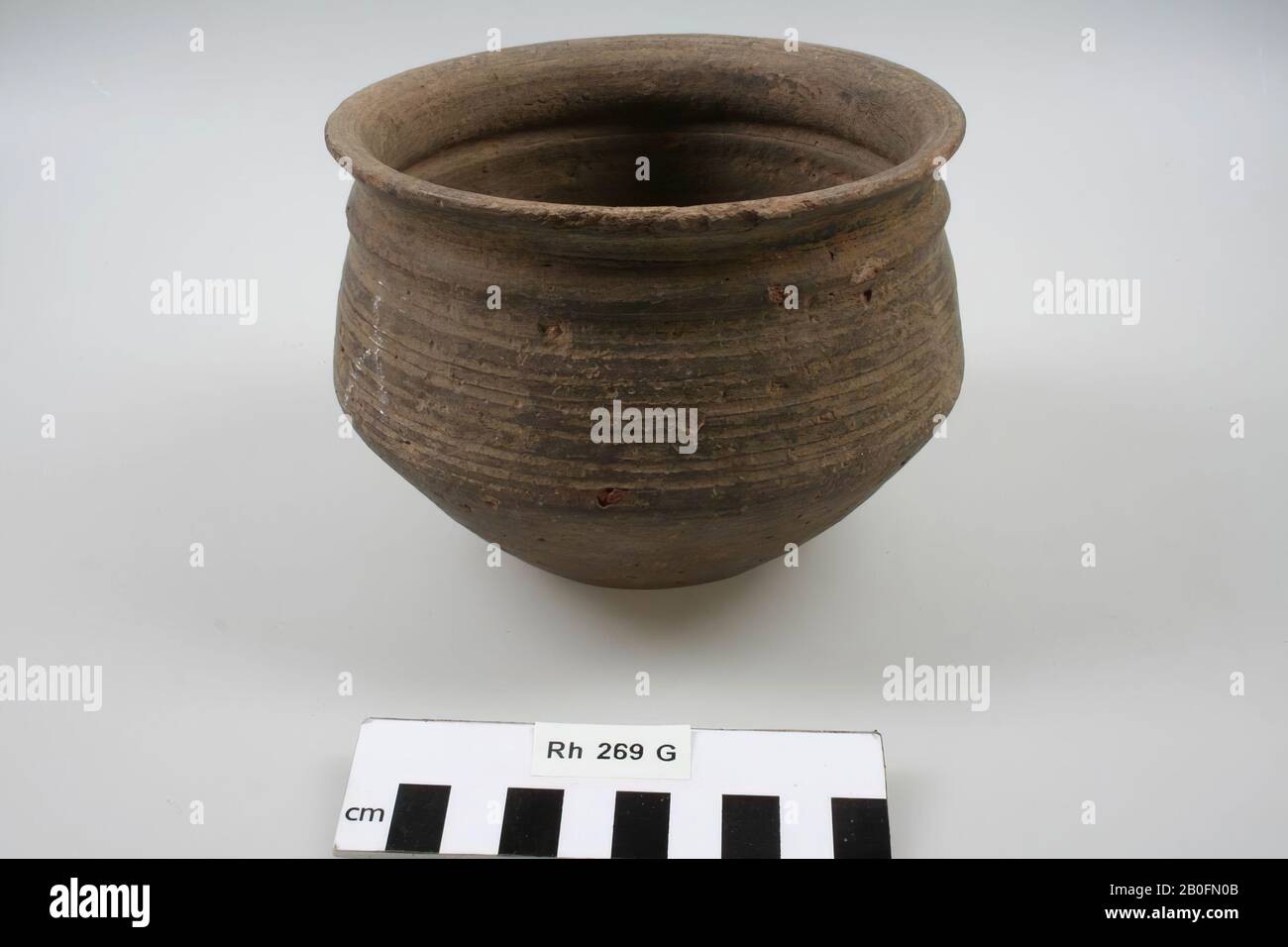 Paesi Bassi Medioevo, vaso d'arte, terracotta, pareti lisce, Frankish, h, 10,7 cm, diam, 14,4 cm, vmeb 600-700, Paesi Bassi, Utrecht, Rhenen, Rhenen, grave 269 Foto Stock