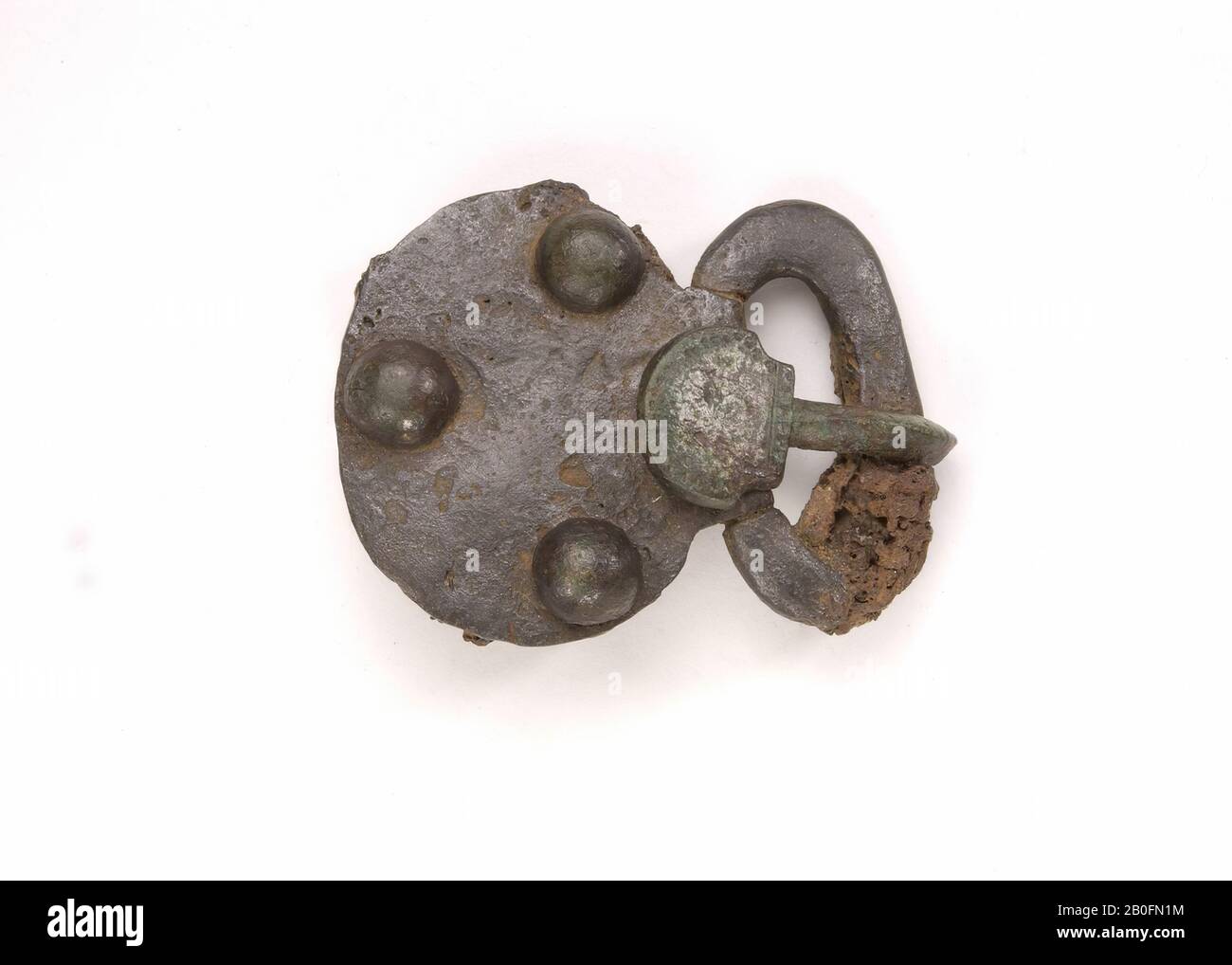 Paesi Bassi Medioevo, fibbia, metallo, ferro, bronzo, fatind, biologico, cuoio, tessile, 1,9 x 6,4 x 5 cm, vmeb 600-700, Paesi Bassi, Utrecht, Rhenen, Rhenen, graf 233 Foto Stock