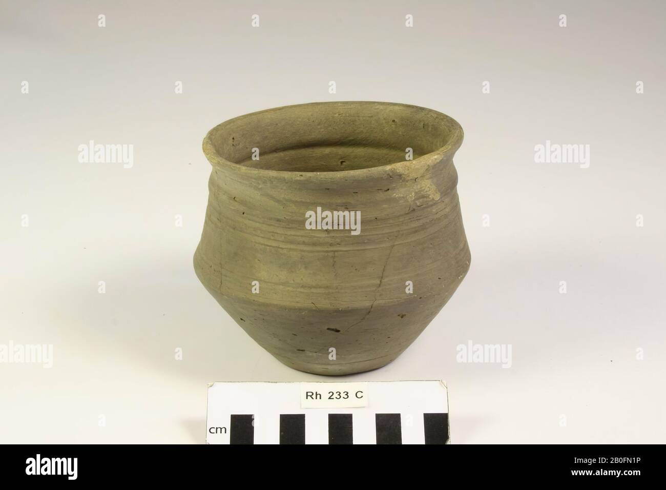 Paesi Bassi Medioevo, vaso d'arte, terracotta, pareti lisce, Frankish, h, 10,6 cm, diam, 13 cm, vmeb 600-700, Paesi Bassi, Utrecht, Rhenen, Rhenen, grave 233 Foto Stock