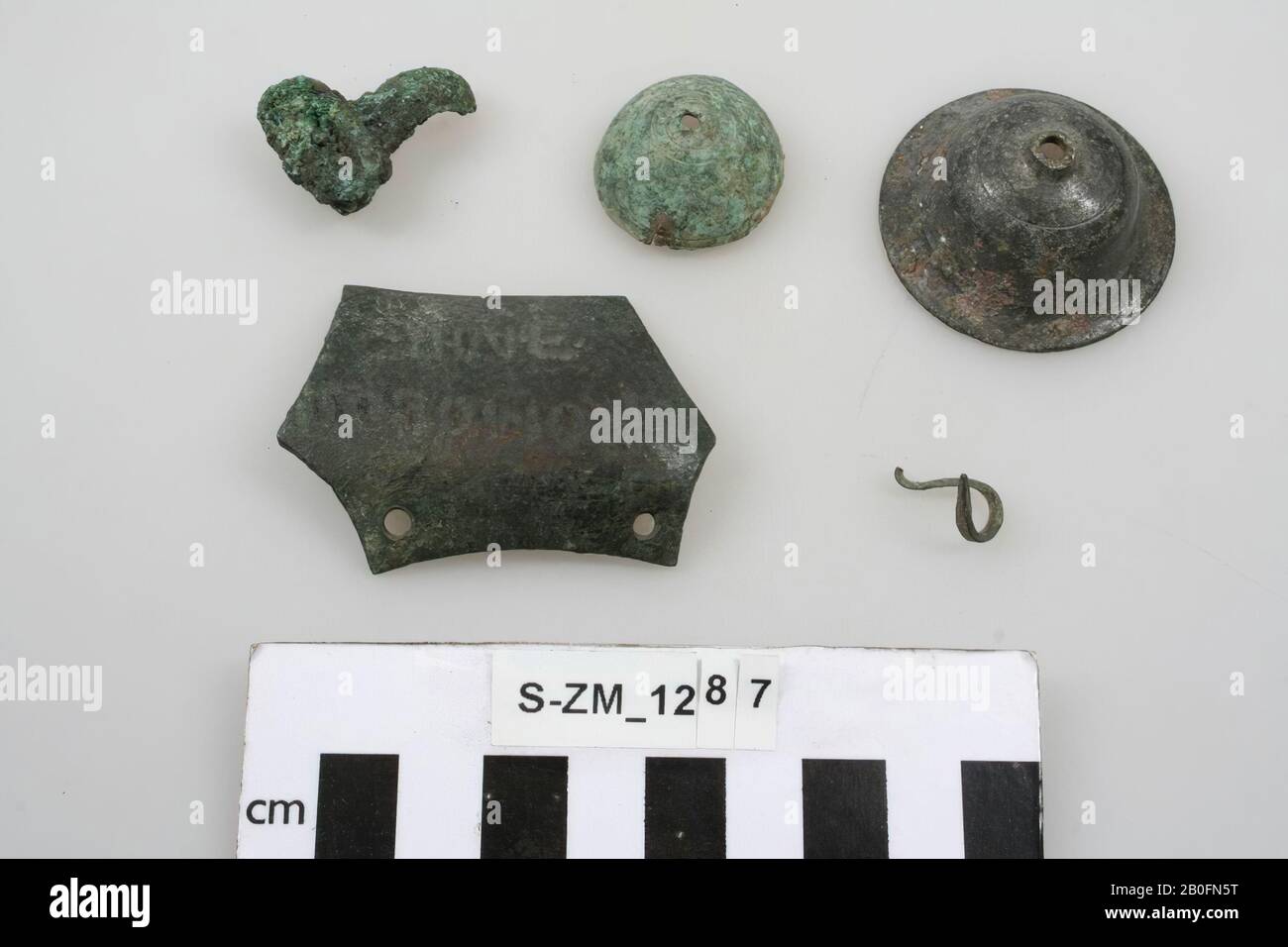 5 oggetti Bronze (parti di). 1 immagine con iscrizione: Romolo ....., frammenti, metallo, bronzo, 5,8 x 4,4 x 1,2 cm (il frammento più grande Foto Stock