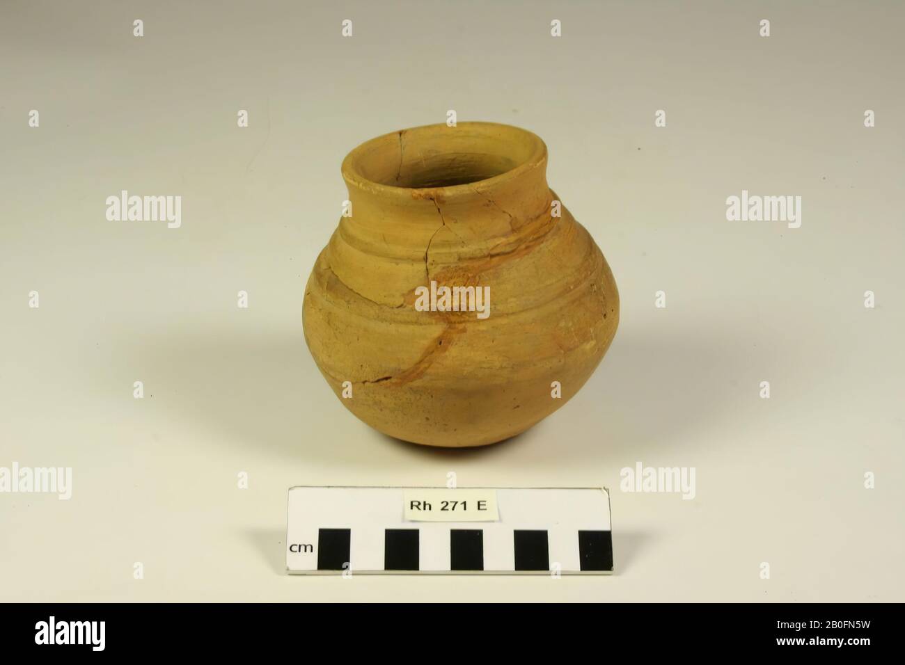 Bulbo con nervature rotanti. Vari incollaggi e aggiunte al collo e sul ventre, bulbo pentola, terracotta (parete liscia) (Frankish), h: 11 cm, diam: 11,5 cm, vmeb 600-700, Olanda, Utrecht, Rhenen, Rhenen, grave 271 Foto Stock