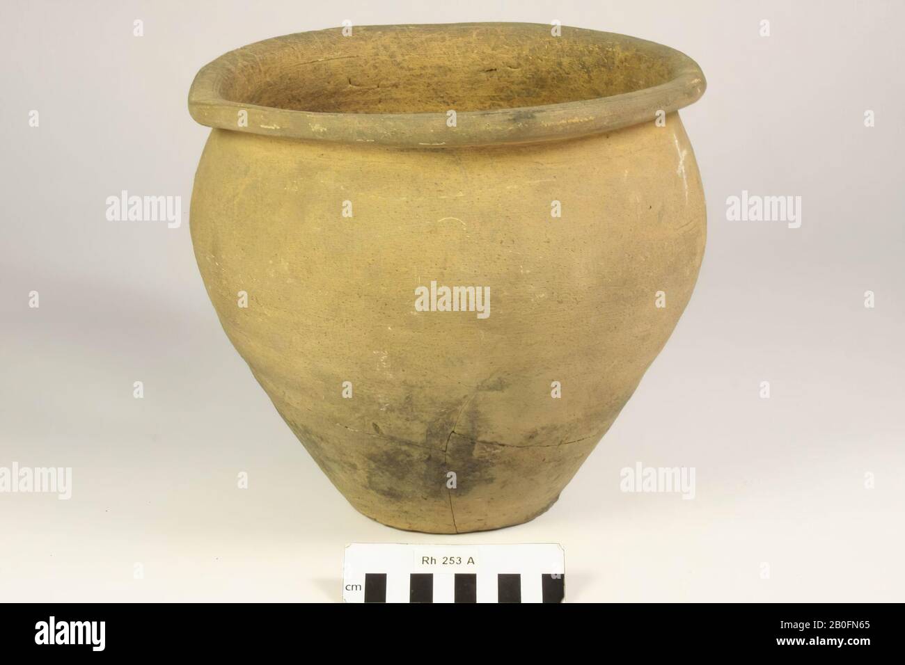 Uovo pentola di terracotta ruvida-murata. Vecchi bondings., vaso d'uovo, terracotta (muro grezzo), h: 22,7 cm, diam: 26 cm, vmeb 600-700, Olanda, Utrecht, Rhenen, Rhenen, tomba 253 Foto Stock