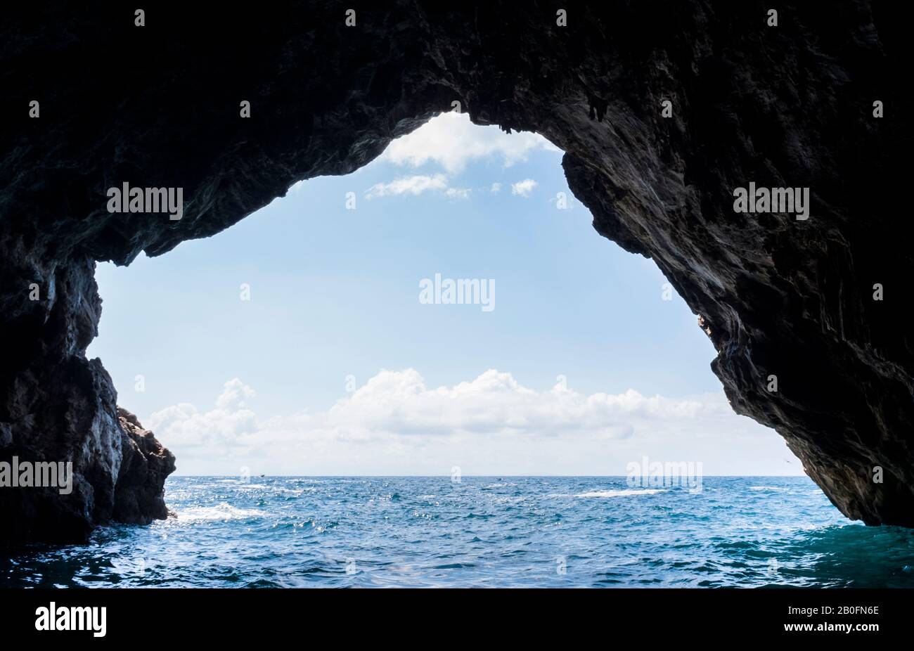 All'interno di una grotta di mare profonda nelle scogliere della Costiera Amalfitana, Italia Foto Stock