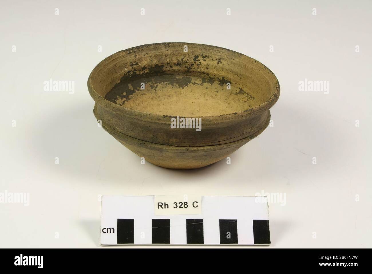 Ciotola di terracotta con profilo piegato. La superficie è in parte nera., ciotola, terracotta, terra nigra, h: 5,8 cm, diam: 12,8 cm, vmeb 600-700, Olanda, Utrecht, Rhenen, Rhenen, grave 328 Foto Stock