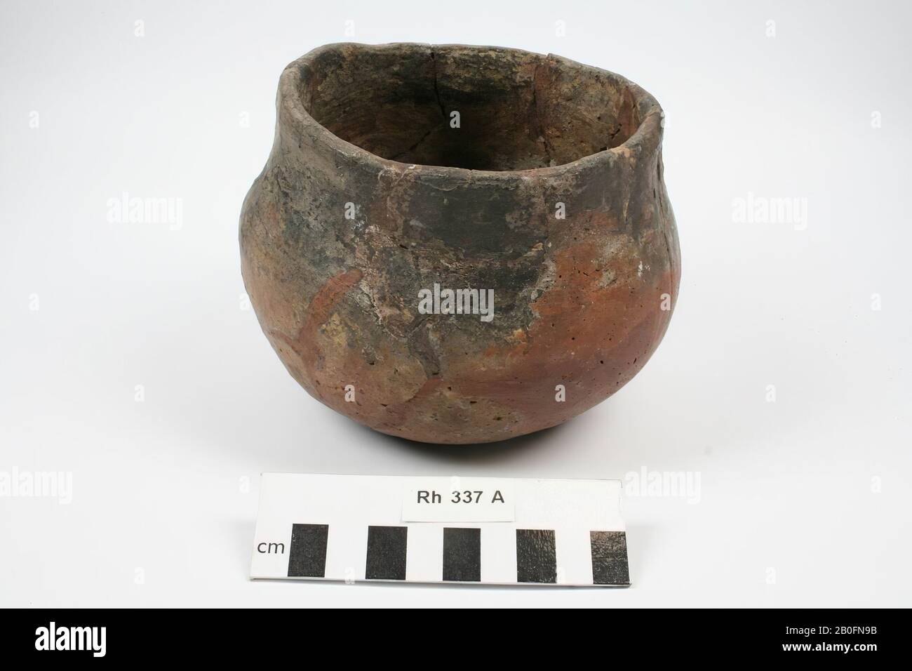 Vaso di terracotta formata a mano (Godlinze-Odoorn). Incollaggio e aggiunte., Pot, terracotta (a mano) (Godlinze-Odoorn), h: 11,7 cm, diam: 14,5 cm, vmeb, Olanda, Utrecht, Rhenen, Rhenen, grave 337 Foto Stock