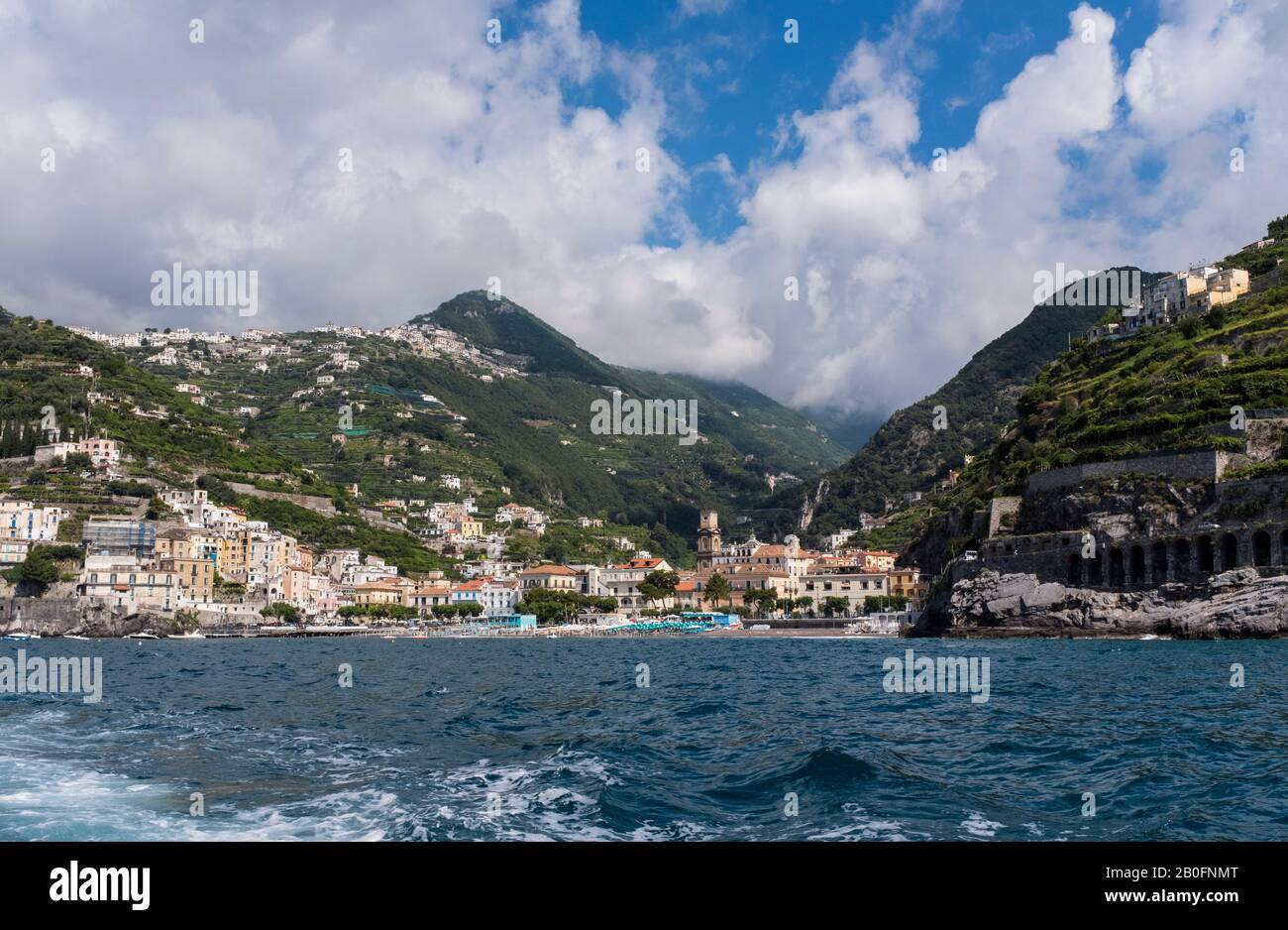 Vista dall'acqua della città di minori sulla Costiera Amalfitana Foto Stock