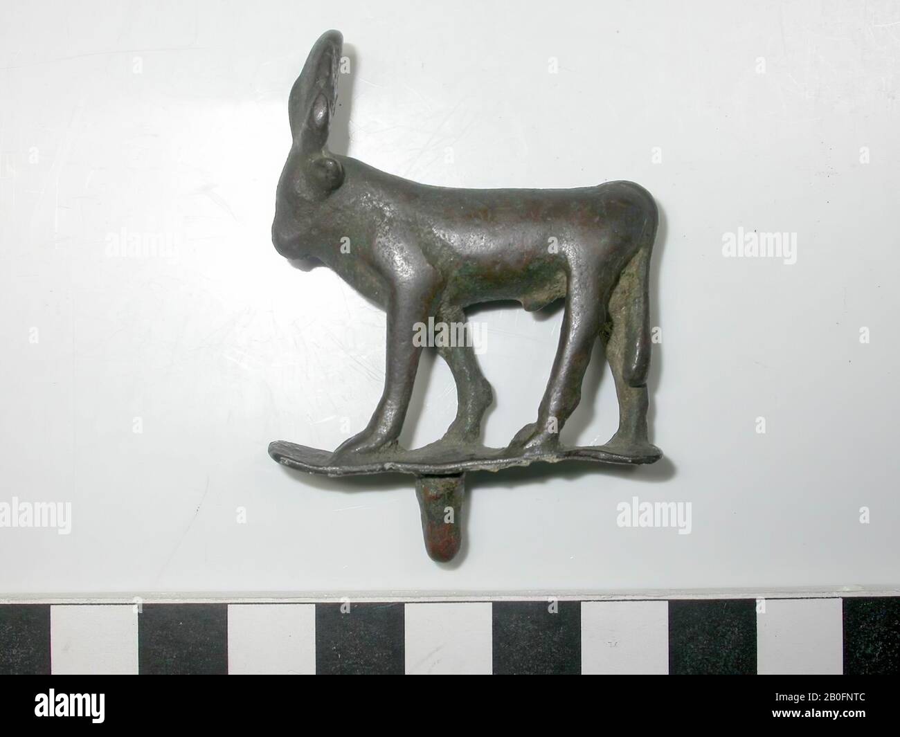 Apis bull, standing, corno, uraeus, triangolo, tappeto, bronzo, animale, bronzo, altezza: 6,6 cm, profondità: 6 cm, Tardo Periodo, periodo Saiziano, Egitto Foto Stock