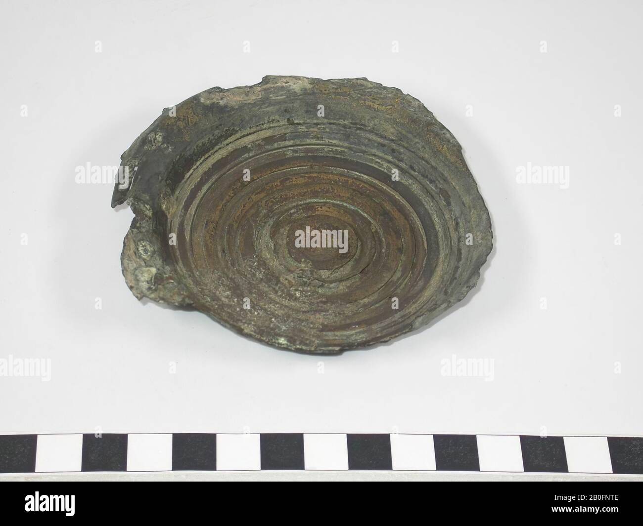 Terra di bronzo, probabilmente di una lattina, fortemente ammaccata e stella girata. Patina marrone-verde., beffa, suolo, lattina, metallo, bronzo, Diametro: 9,5 cm, romano 0-400, Olanda, Groningen, Winsum, Garnwerd Foto Stock