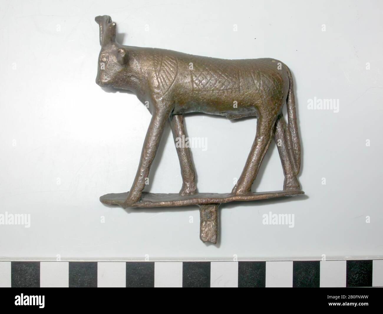 Apis bull, standing, disco solare, triangolo, tappeto, uraeus, bronzo, animale, bronzo, altezza: 8 cm, profondità: 7,3 cm, Tardo Periodo, periodo Saiziano, Egitto Foto Stock