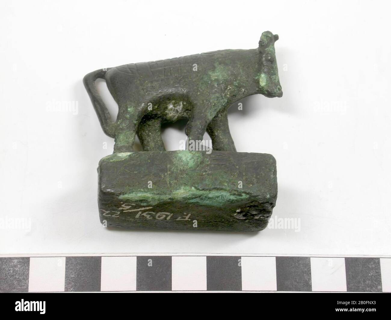 Apis bull, standing, rug, uraeus, iscrizione, piedistallo, bronzo, animale, bronzo, altezza: 6 cm, profondità: 6 cm, Periodo tardo, periodo Saiziano (o: Periodo greco-romano), Egitto Foto Stock