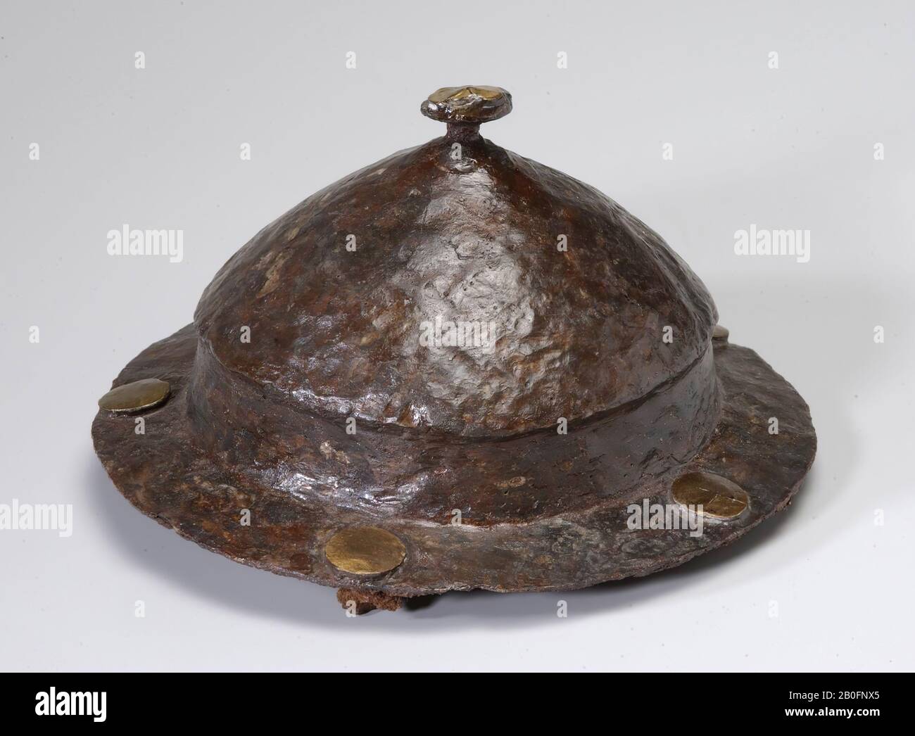 Scudo in ferro (umbo), umbo, pomello scudo, metallo, bronzo, ferro, altezza: 8,4 cm, vmeb 600-700 d.C., Paesi Bassi, Utrecht, Rhenen, Rhenen, grave 520 Foto Stock