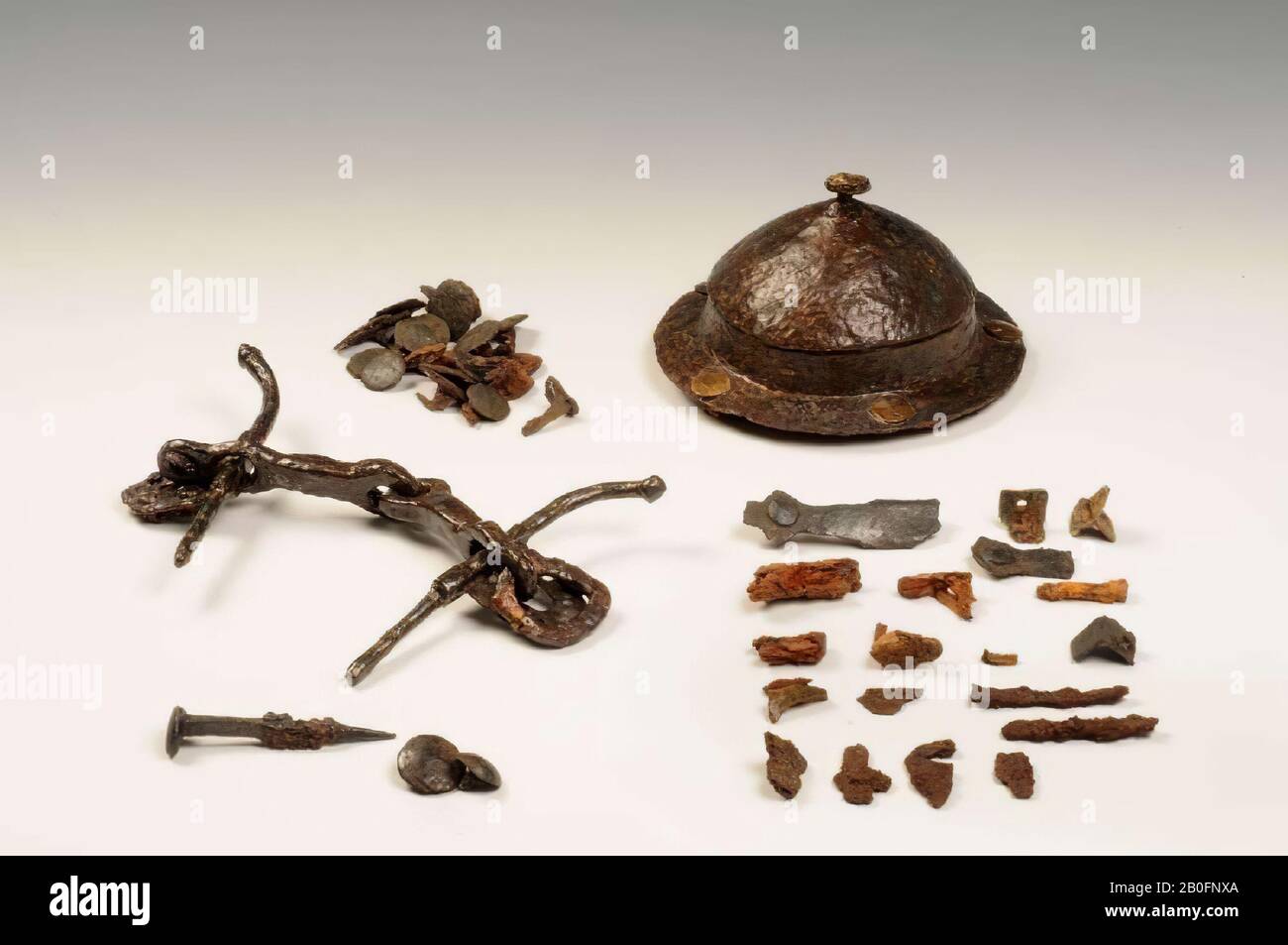 Paesi Bassi Medioevo, scudo, frammento, rivetti, 20x, protezioni, metallo, ferro, organico, legno, vmeb 600-700, Paesi Bassi, Utrecht, Rhenen, Rhenen, grave 520 Foto Stock