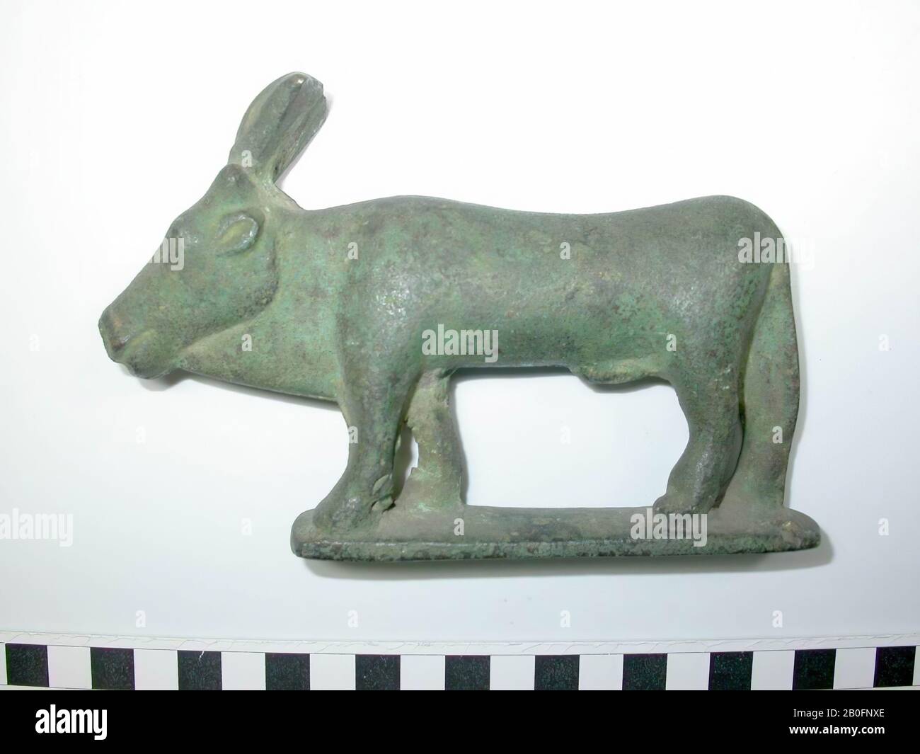 Apis bull, standing, disco solare, uraeus, bronzo, animale, bronzo, altezza: 9,5 cm, profondità: 15 cm, Periodo tardivo (?), Egitto Foto Stock