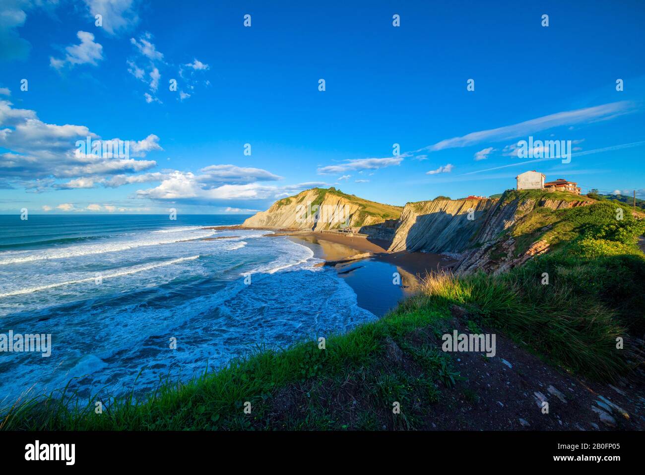 La costa di Zumaia in una chiara giornata estiva, la Spagna Foto Stock