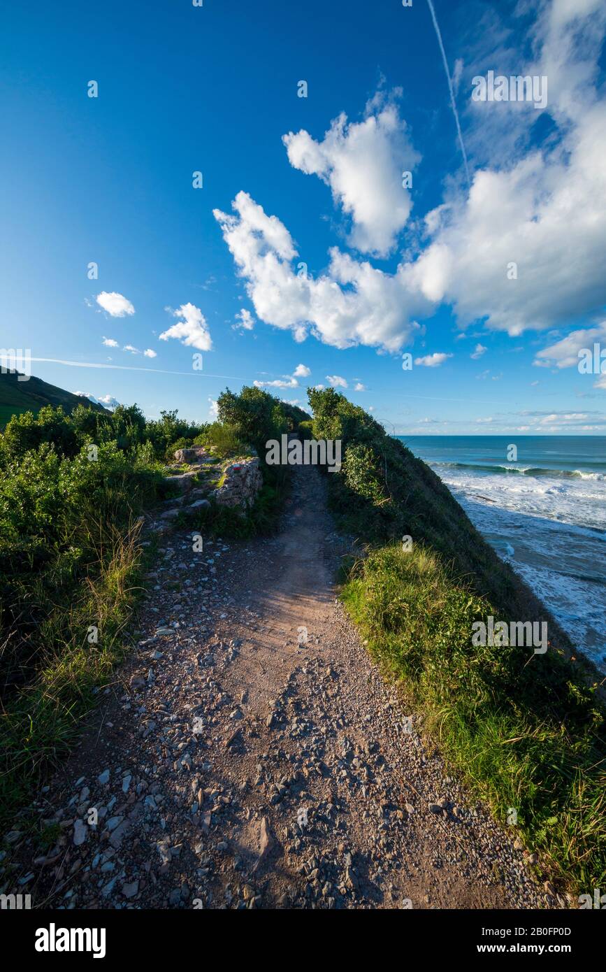 La costa di Zumaia in una chiara giornata estiva, la Spagna Foto Stock