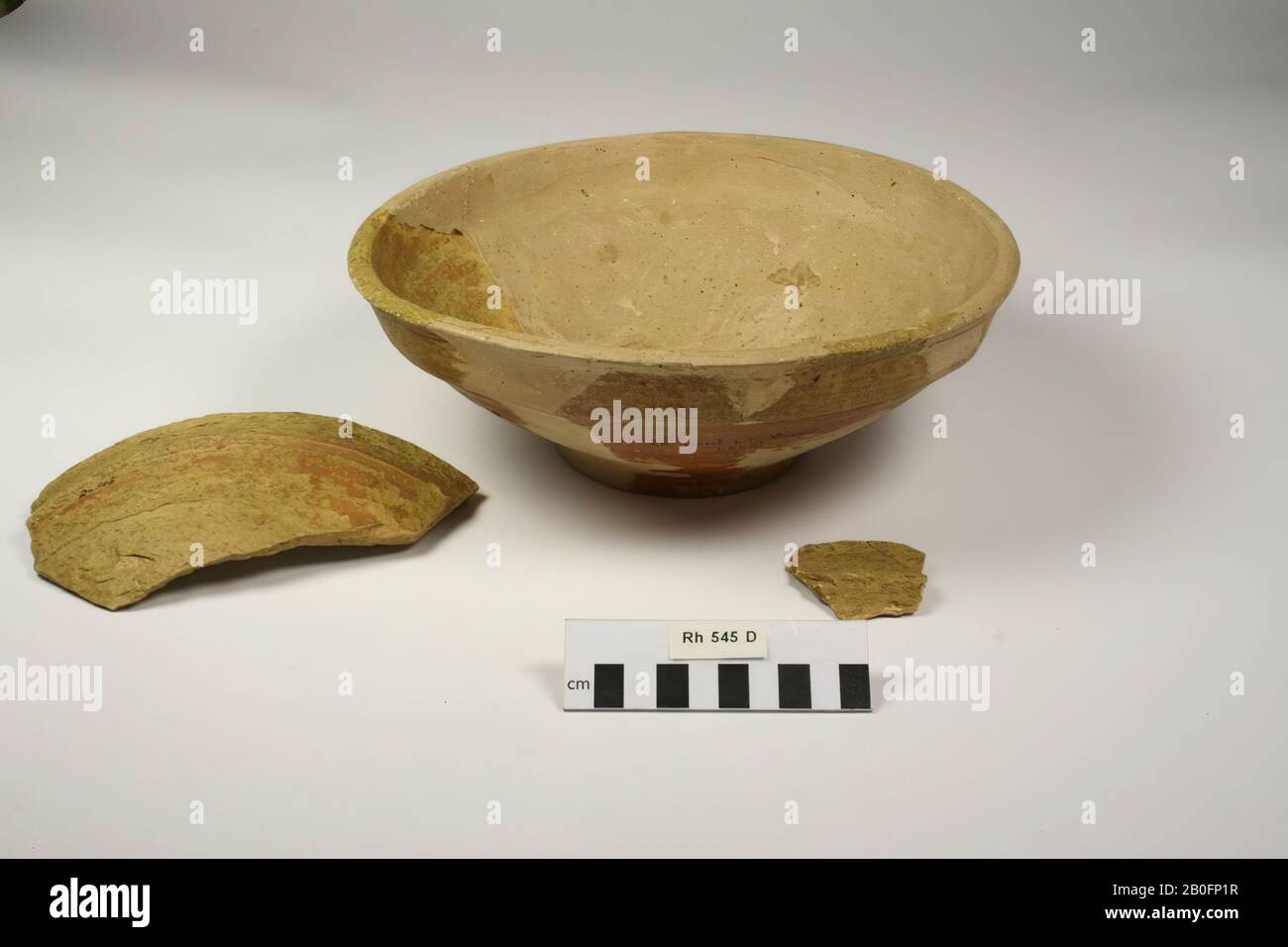 Piatto di terra sigillata. Incollaggio e aggiunte, 2 barbe associate separate, barbe incollate Con Rh 155., scala, terracotta, terra sigillata, h: 10 cm, diam: 26,5 cm, vmeb, Olanda, Utrecht, Rhenen, Rhenen, grave 545 Foto Stock