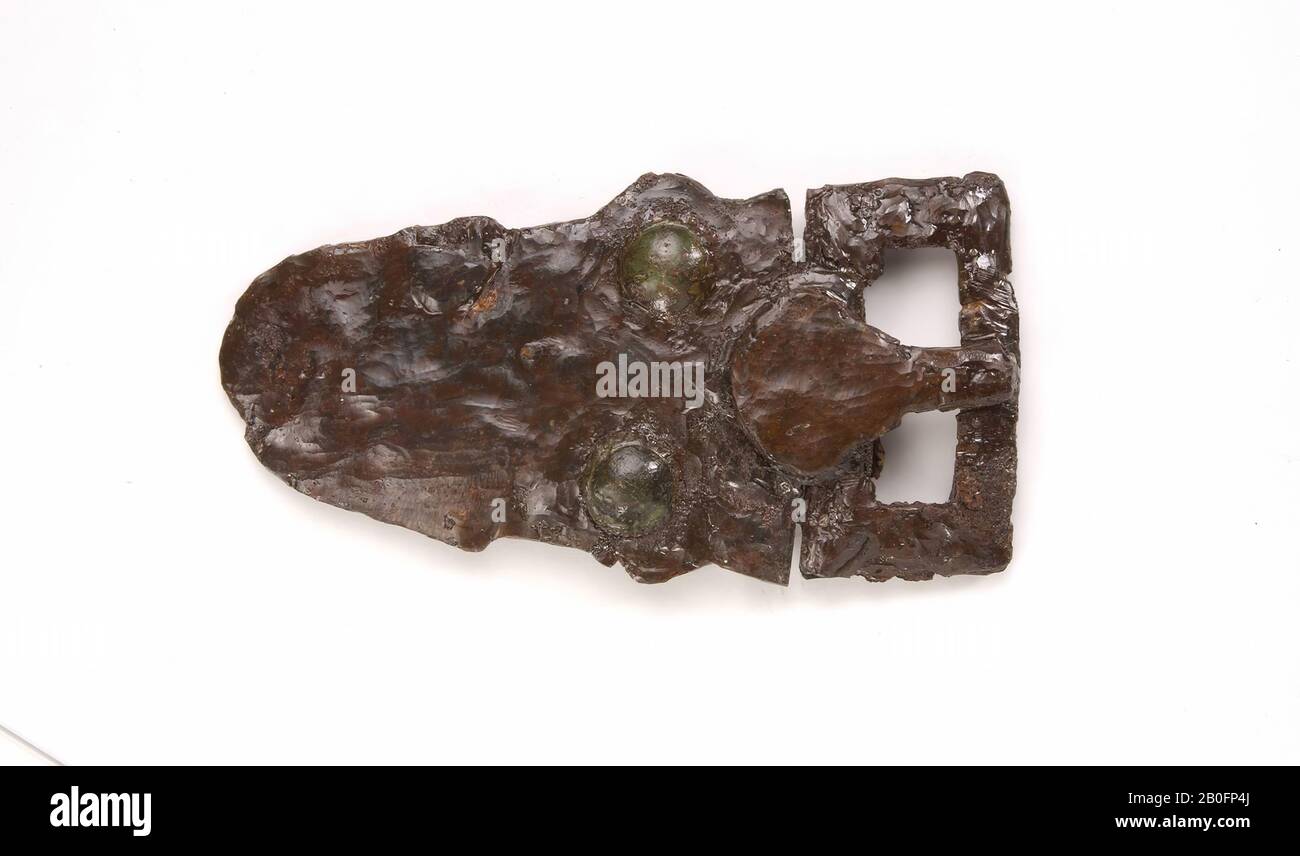 Nella piastra triangolare del nastro sono presenti due delle tre teste di chiodi in bronzo. Questi avevano una penna di ferro. Sul retro dei resti tessili: Twill, fibbietta, metallo, ferro, organico, tessile, 11,8 x 5,9 cm, vmeb 600-700, Olanda, Utrecht, Rhenen, Rhenen, grave 594 Foto Stock