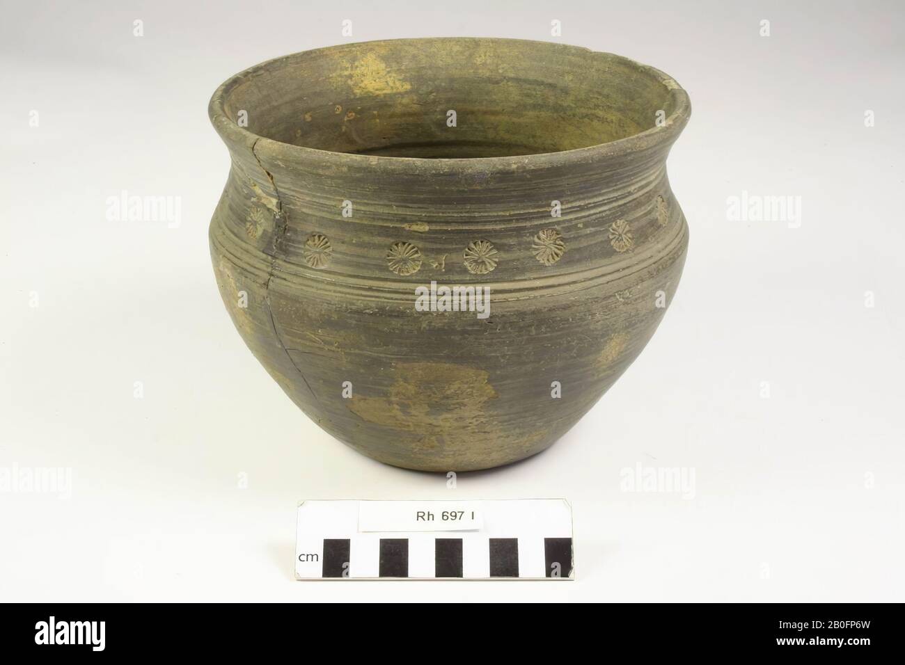 Pentola di cottura con rosetta che stampa tra scanalatura a spirale. Ampia pentola a bocca con profilo a S. Nero lucido. Rosette stampate tra i colli della linea di spalla tra due bobine della linea di scanalatura. Suolo fortemente usurato. Incollaggio del collo sul ventre al fondo., Kink, pentola, ceramica (parete liscia), h: 15 cm, diam: 20 cm, vmeb, Olanda, Utrecht, Rhenen, Rhenen, tomba 697 Foto Stock