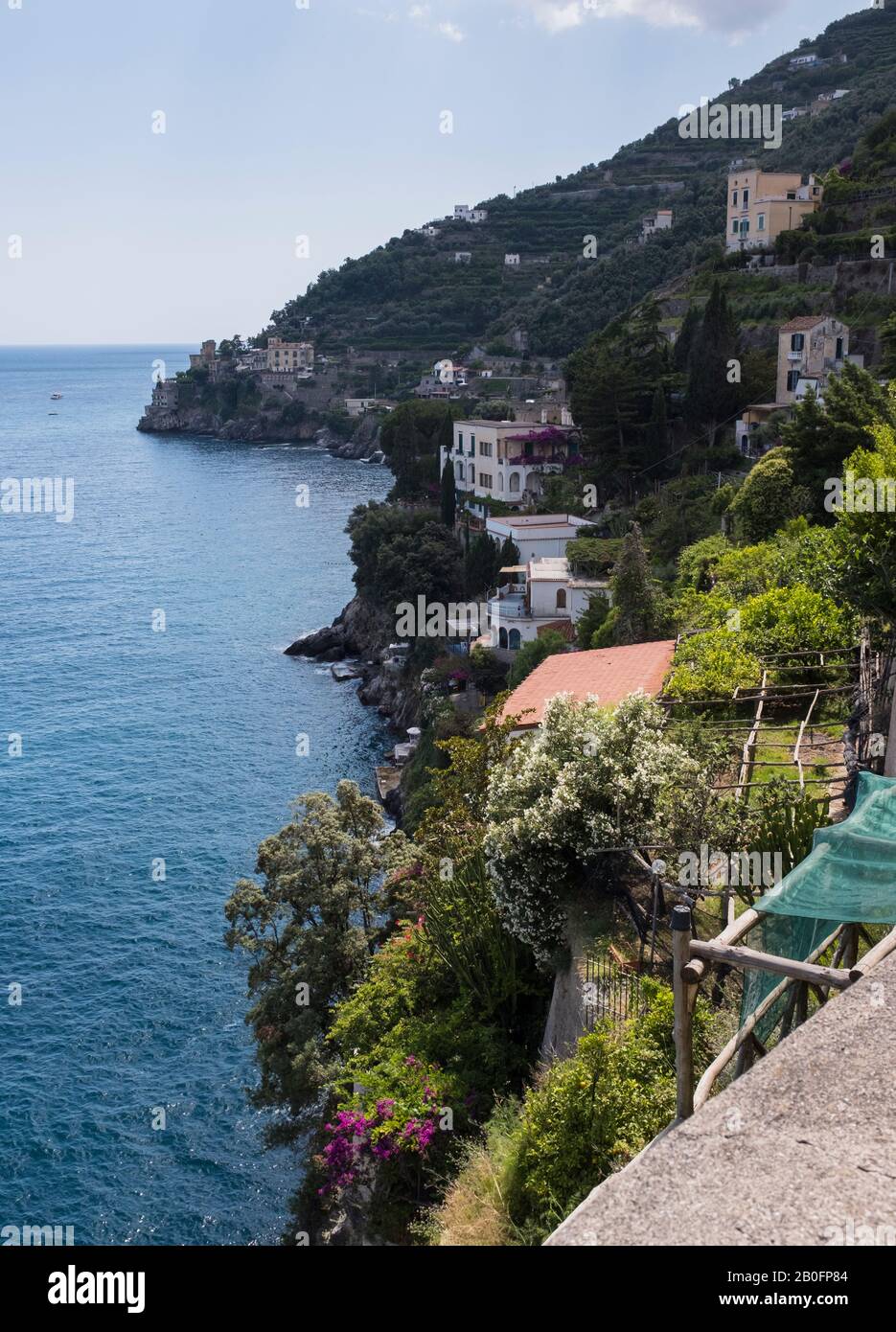 La costa frastagliata delle montagne e il Mar Tirreno sulla costiera amalfitana Foto Stock