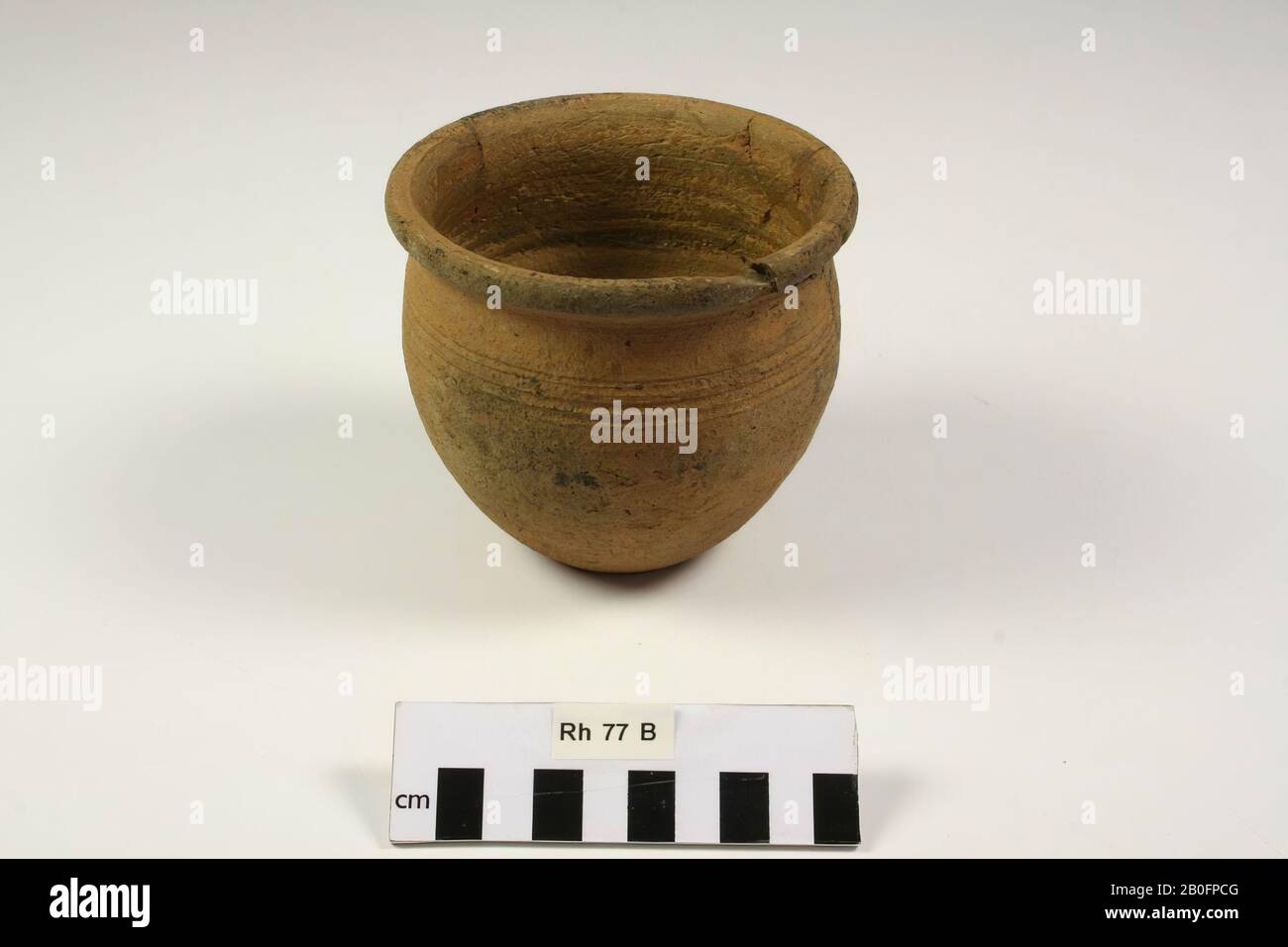 Vaso di terracotta ruvida-murata. Old bonding, 2 chips dal bordo, pentola, terracotta (pareti ruvide), h: 9.8 cm, diam: 11 cm, vmeb 600-700, Olanda, Utrecht, Rhenen, Rhenen, grave 77B Foto Stock
