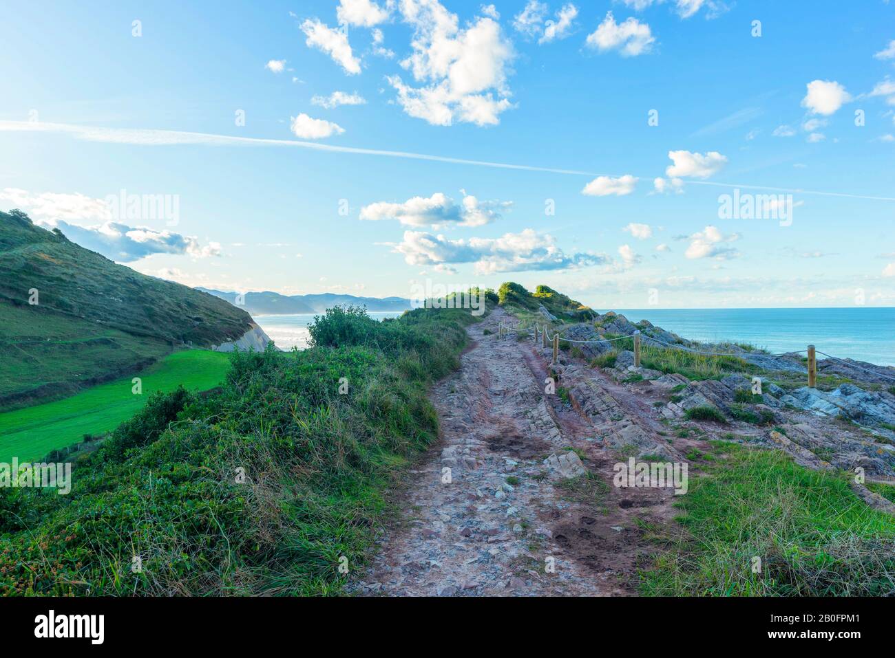 La costa di Zumaia in una chiara giornata estiva, la Spagna Foto Stock