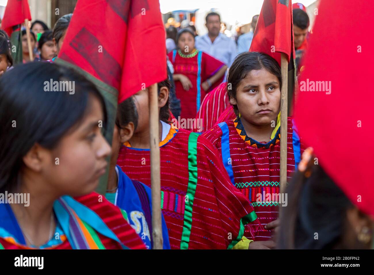 Oaxaca, Messico - i membri del gruppo etnico Triqui si radunano nella piazza centrale della capitale dello stato. La zona di Oaxaca occidentale dove vivono è una di Foto Stock