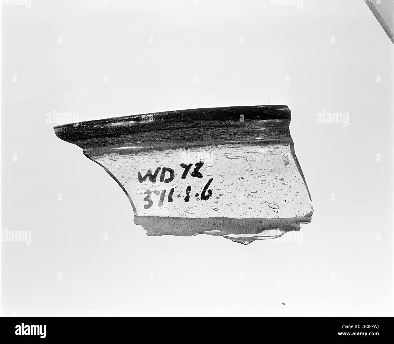 frammento di vetro, bordo di 1sharp di coppa di vetro verde azzurro con bordo verde bluastro finito e filo di vetro opaco giallo imposto, bordo di altezza 2,75 cm, diametro circa 8 cm, bordo di spessore 3 mm, parete di spessore 1, 8 mm, parete di spessore con supporto giallo 2,4 mm, Numero elevato di vescicole con lunghezza fino a 2 mm, cfr. Baumgartner Foto Stock