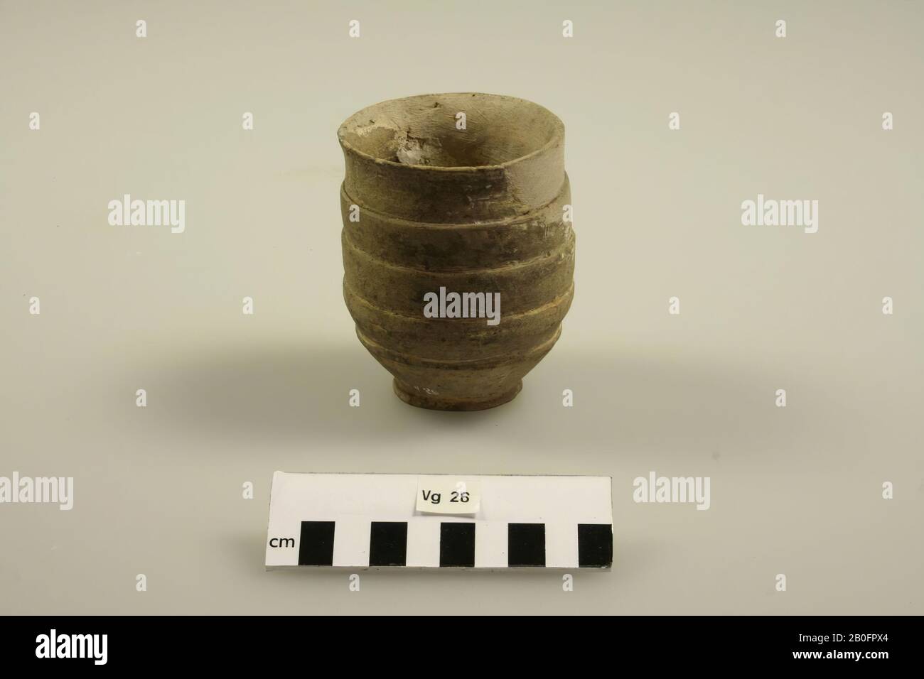 Schubbeker. Grande aggiunta., Schubbeker, ceramica (Frankish), h: 9.3 cm, diam: 7.8 cm, vmeb 600-700, Olanda, Limburg, Maastricht, Maastricht Foto Stock