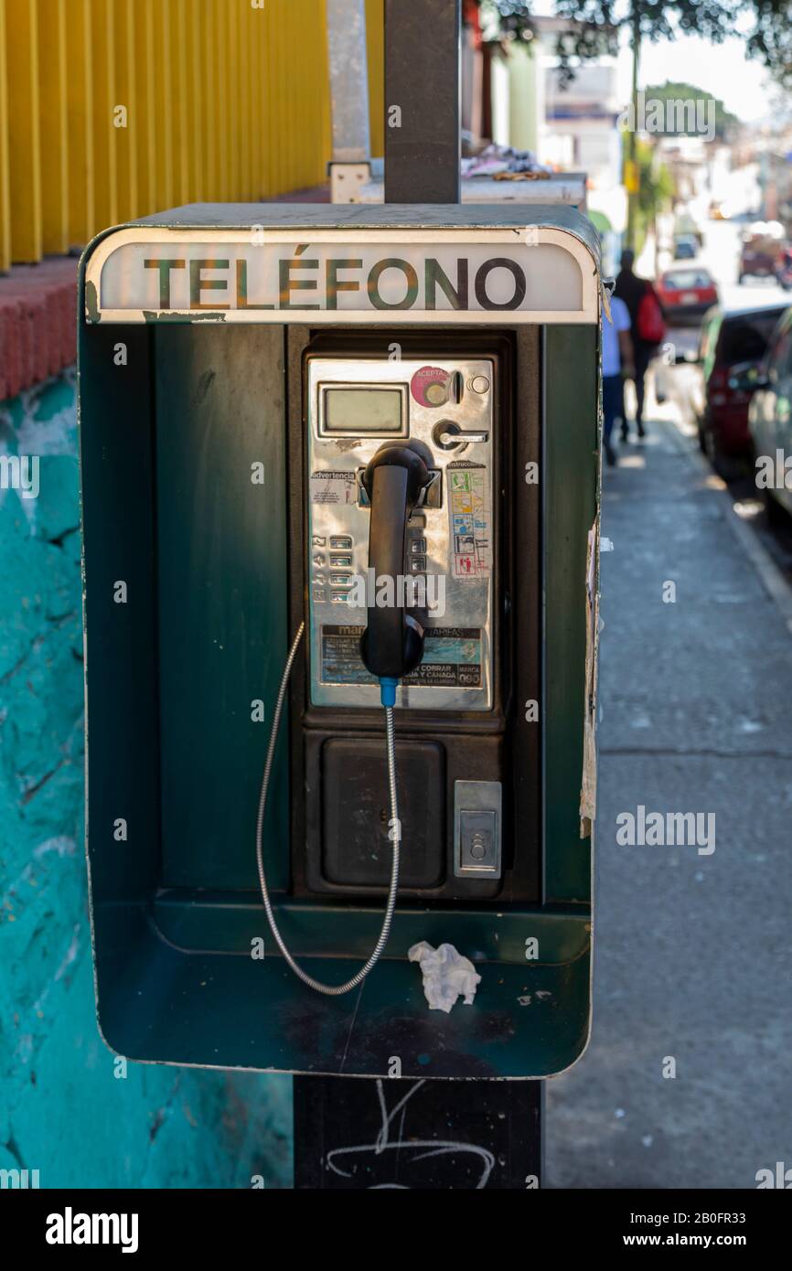 Oaxaca, Messico - un telefono pubblico su una strada della città. Foto Stock