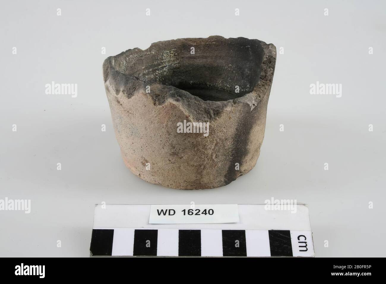 Fondo di un crogiolo? Bordo manca, interno è di colore scuro, esterno di colore chiaro con tocco scuro, melting pot, ceramica (ignifuga), h: 6,4 cm, diam: 8,5 cm, vmec, Olanda, Utrecht, Wijk bij Duurstede, Wijk bij Duurstede , Dorestad Foto Stock
