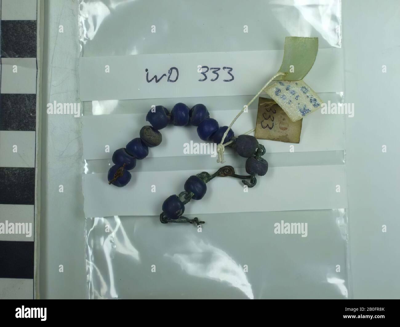 cordone composto da 14 cordoni, sferico appiattito, blu opaco monocromatico, lunghezza assiale max 0,5 cm, diametro max 0,63 cm, vecchio numero di catalogo GV101-105, i cordoni sono realizzati con una catena metallica (probabilmente bronsen) collegata (probabilmente catena recente), cordone, vetro, lunghezza assiale max. 0,5 cm, diametro max 1 km, Utrecht, Wijk bij Duurstede, Wijk bij Duurstede, Dorestad Foto Stock