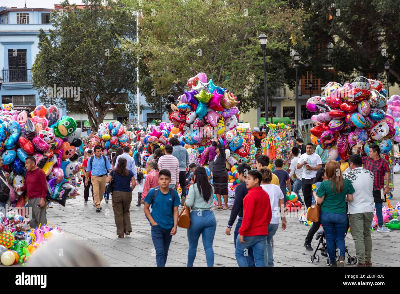 Oaxaca, Messico - I Venditori vendono palloncini, giocattoli e souvenir fuori dalla Cattedrale di Oaxaca nel centro della città. Foto Stock