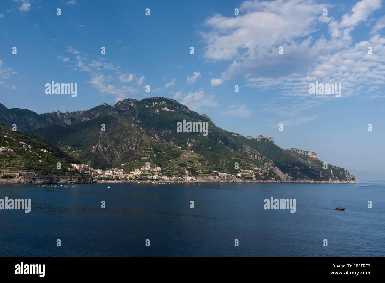 Un tranquillo pomeriggio estivo lungo le montagne e le spiagge della Costiera Amalfitana Foto Stock