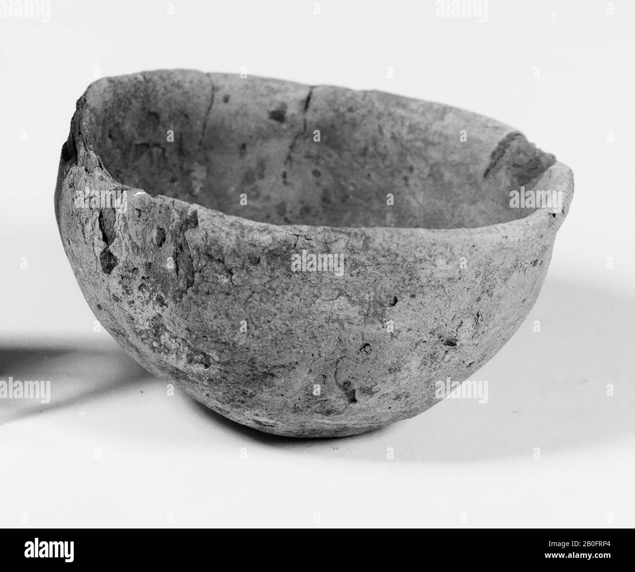 Ciotola di terracotta. Danni al bordo e alla parete, crepe nel bordo, ciotola, ceramica, h: 4 cm, diam: 6,6 cm, preistoria, Paesi Bassi, Limburgo, Leudal, Heythuysen Foto Stock