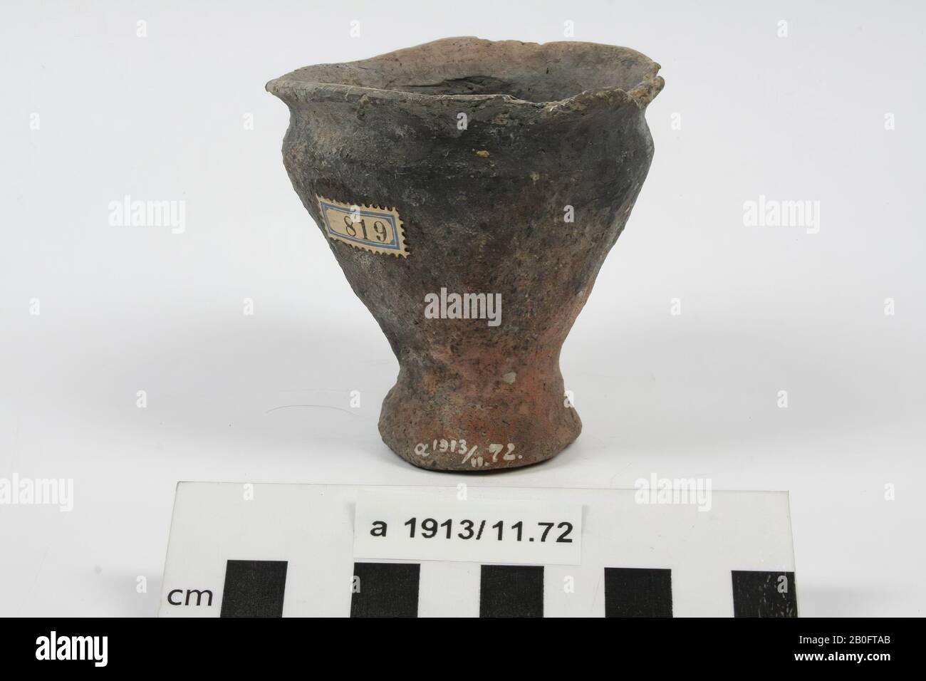 Vaso di ceramica con piede. Il bordo è danneggiato., Pot, terracotta, h: 7,5 cm, diam: 7,5 cm, preistoria, Paesi Bassi, Groningen, Lopersum, Oosterwijtw Foto Stock