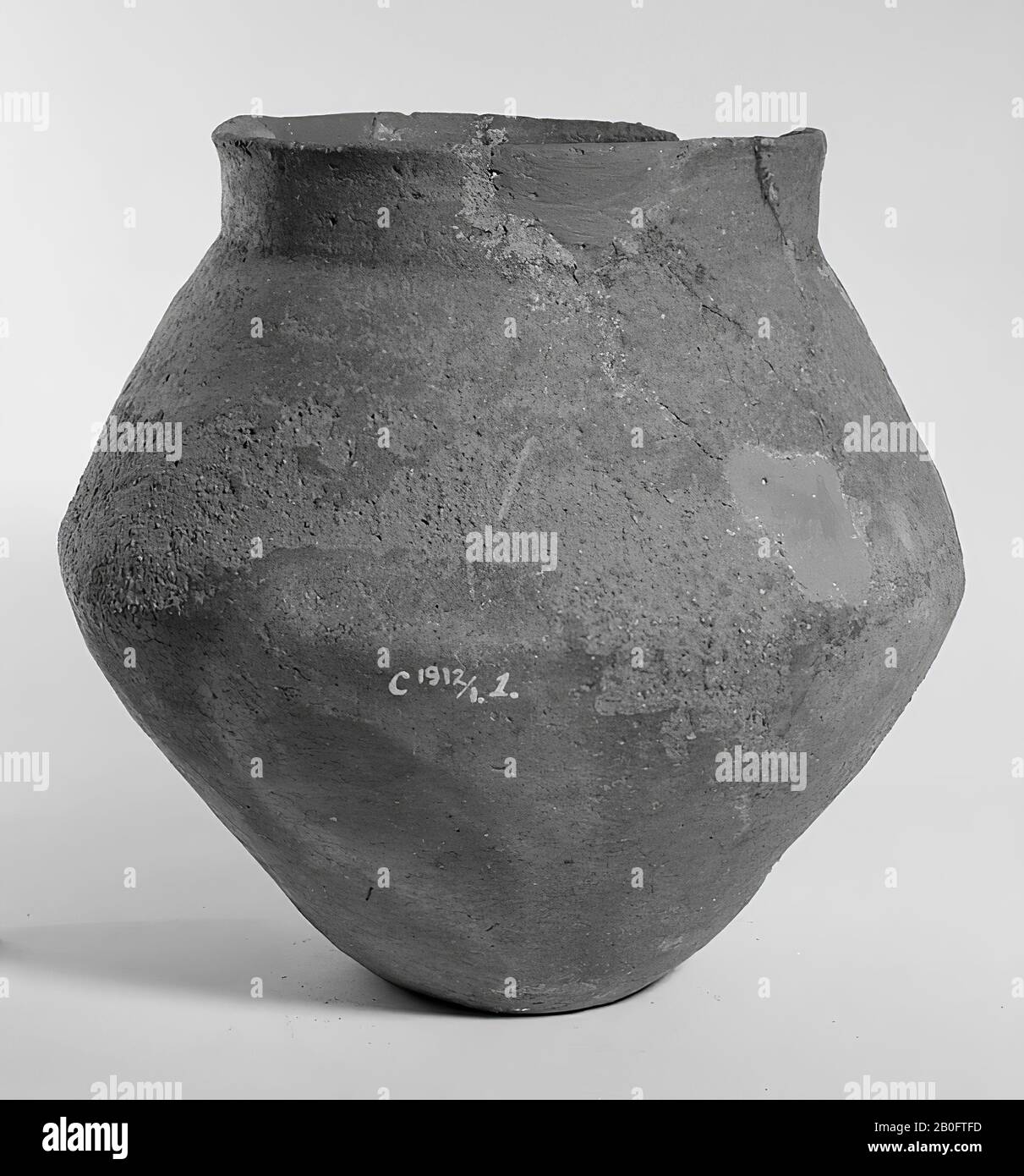 Protosaksische spitsbuikige urna di terracotta con collo dritto. 2 buchi nel muro, aggiunte., Urn, terracotta, h: 20,7 cm, diam: 21 cm, preistoria -1200 Foto Stock