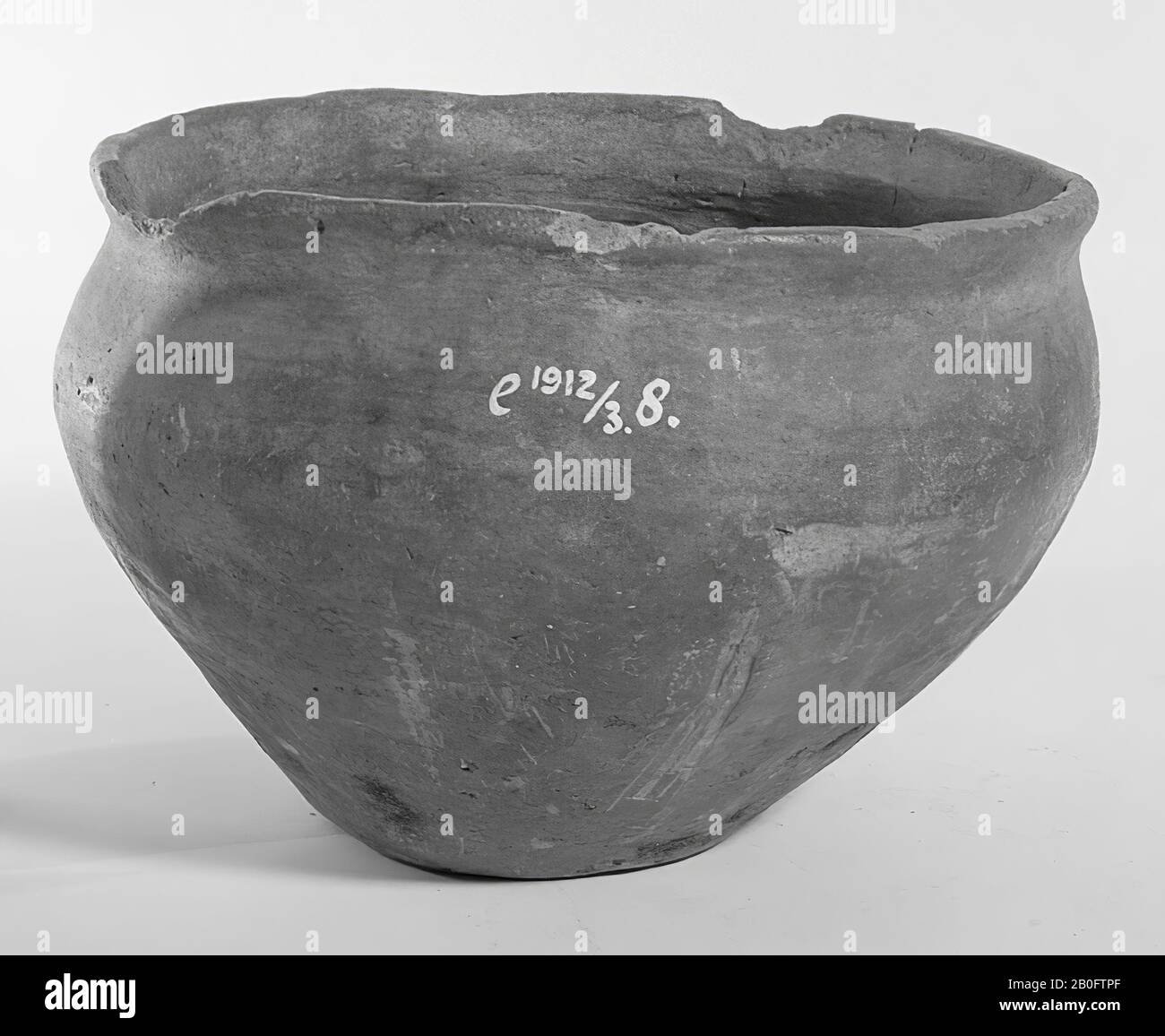 Urna granulosa di terracotta. Il bordo è danneggiato, cracking nel bordo., Urn, ceramica, h: 11.5 cm, diam: 17.3 cm, preistoria -800 Foto Stock