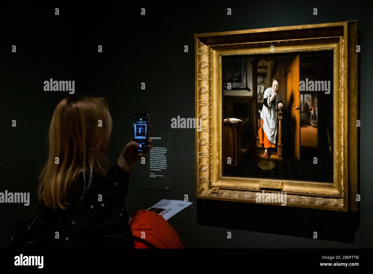 Londra, Regno Unito. 20 Feb, 2020. L'Eavesdropper, 1656 - Nicolaes Maes: Maestro olandese dell'età dell'oro una nuova mostra alla Galleria Nazionale. Credito: Guy Bell/Alamy Live News Foto Stock