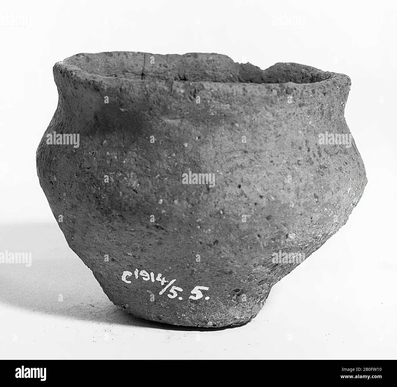 Cavità in ceramica. Crack nel bordo, il bordo è leggermente danneggiato., Bijpot, ceramica, h: 6 cm, diam: 7,7 cm, preistoria -1200 Foto Stock