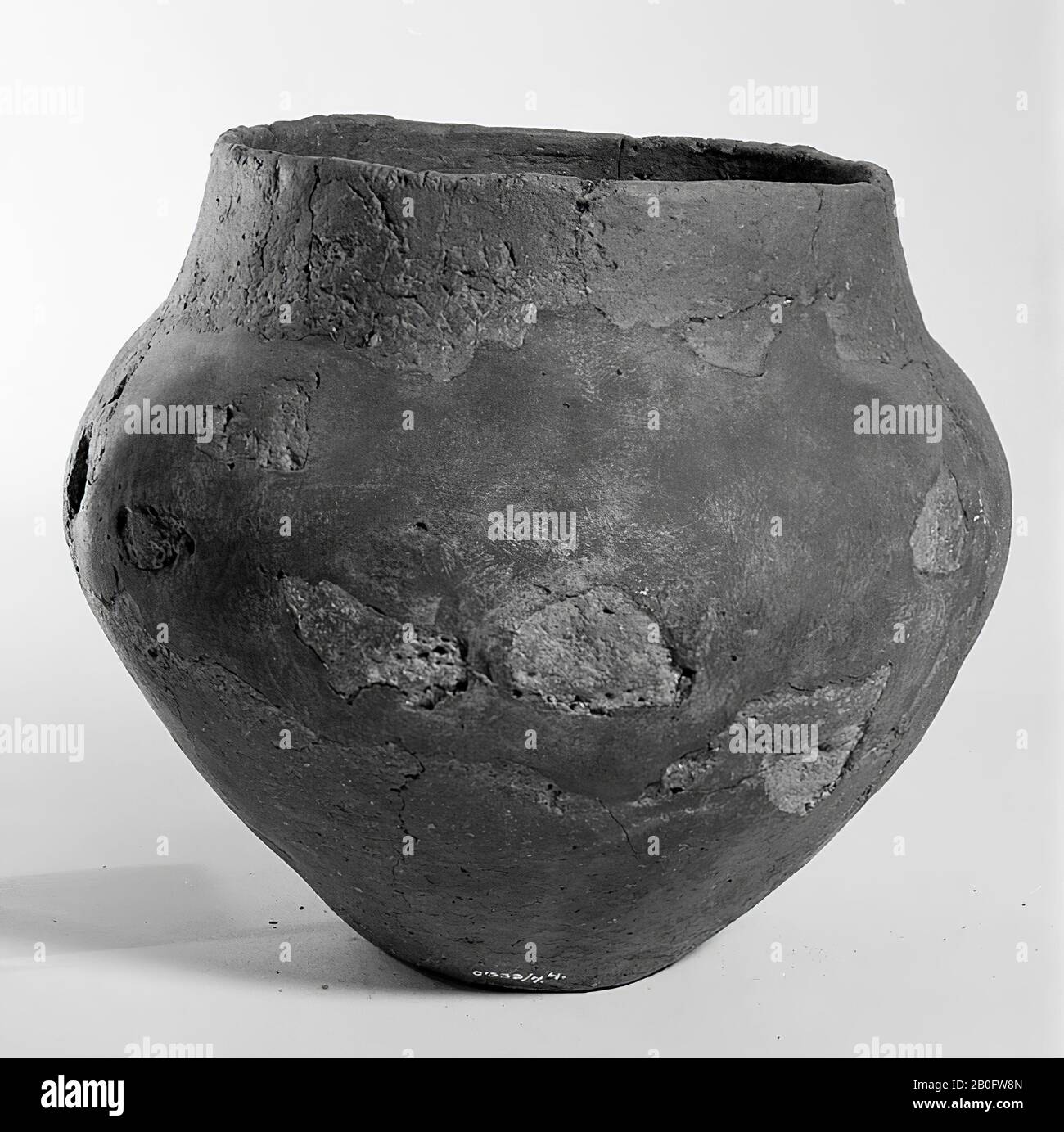 Urna marrone più grande di terracotta di forma schiarita e con bordo inclinato verso l'interno e fondo leggermente cavo. Vecchi legami e aggiunte, danni superficiali, macchie gialle sulla superficie, 18 frammenti sciolti., Urn, terracotta, h: 19,5 cm, diam: 23 cm, preistoria -1200 Foto Stock